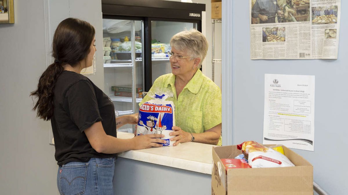 Handing out food